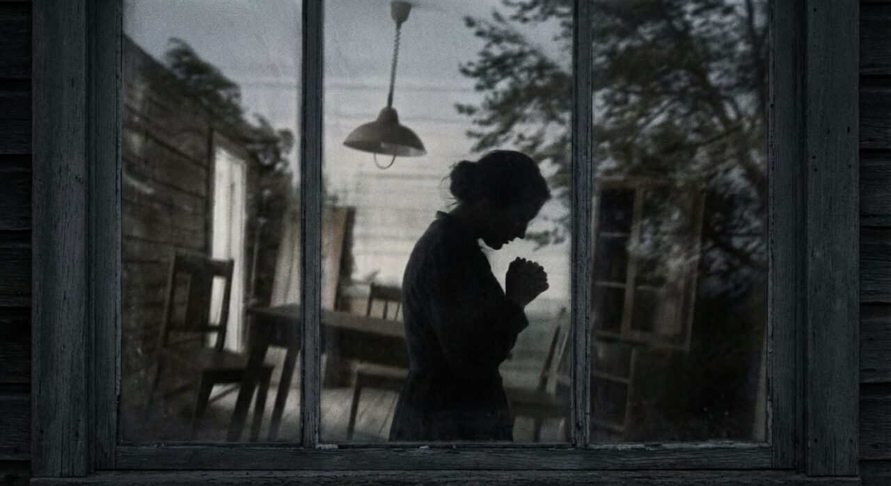 揺れる家屋と不安そうな女性のシルエット
